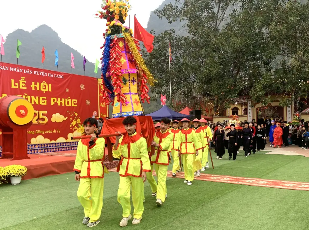 Lễ rước kiệu ban phúc lộc tại Lễ hội Chùa Sùng Phúc