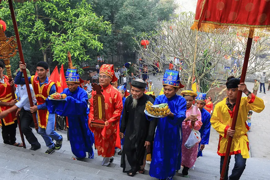 Dâng hương tại Lễ hội Đền Cuông