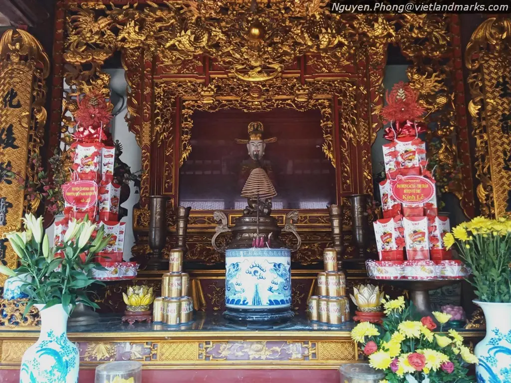Bên trong Đình làng Keo