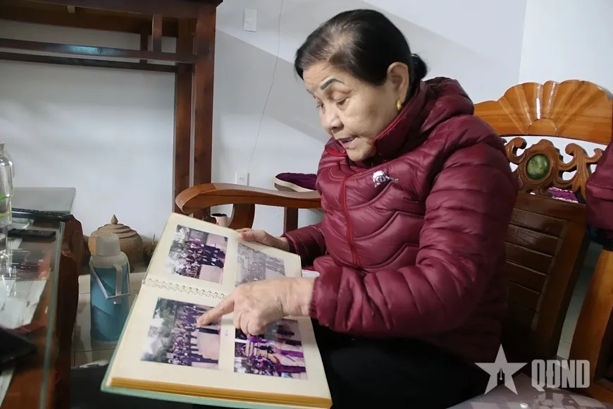 Nghệ nhân Nguyễn Thị Lan và những tư liệu cũ về hội hát Dô được bà Lan lưu giữ cẩn thận