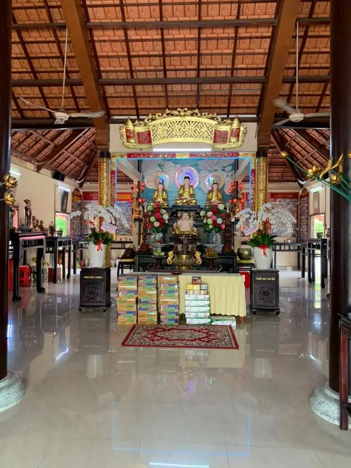 Bên trong Chùa Long Quang