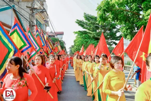 Đoàn rước tại Hội đình làng Ngọc Chi