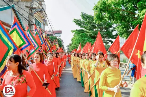 Đoàn rước tại Hội đình làng Ngọc Chi