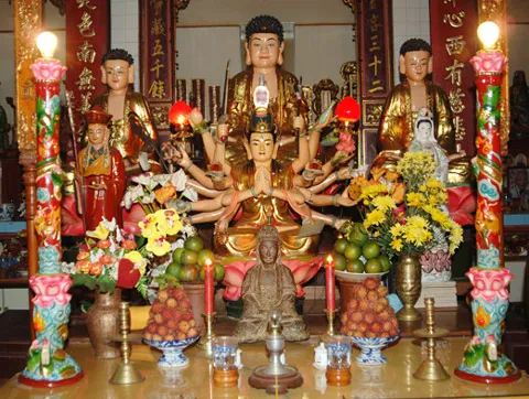 Ban thờ bên trong Chùa Phật Quang