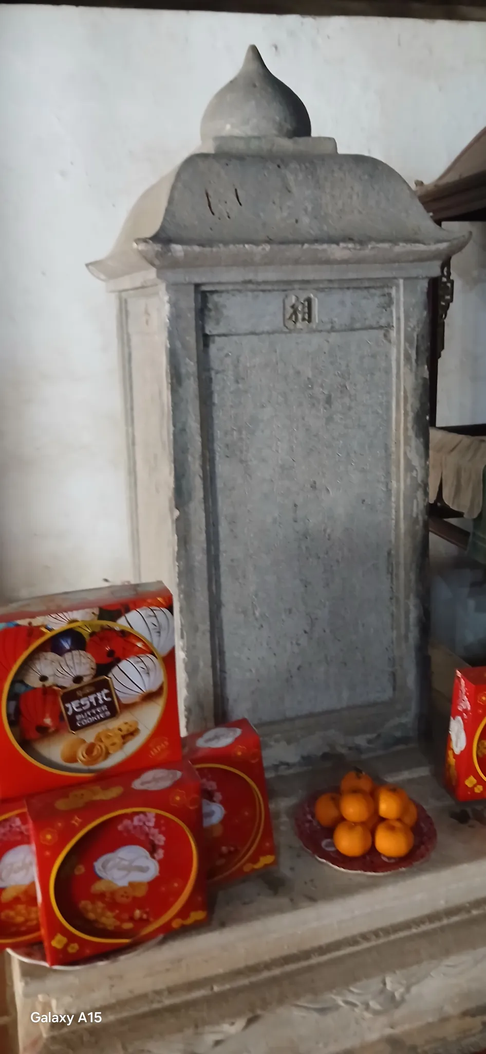 Bia đá ở chùa Trăm Gian