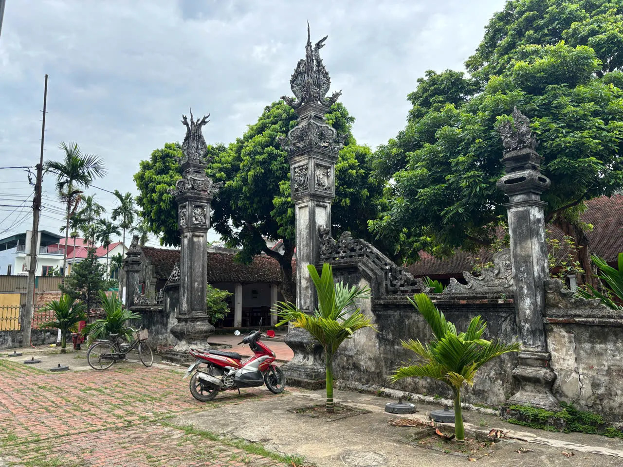 Cảnh quan khuôn viên Đình Ngọc Phúc