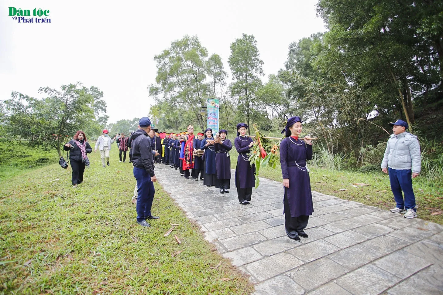 Đoàn người ra bờ suối làm lễ tại Lễ hội Nàng Hai