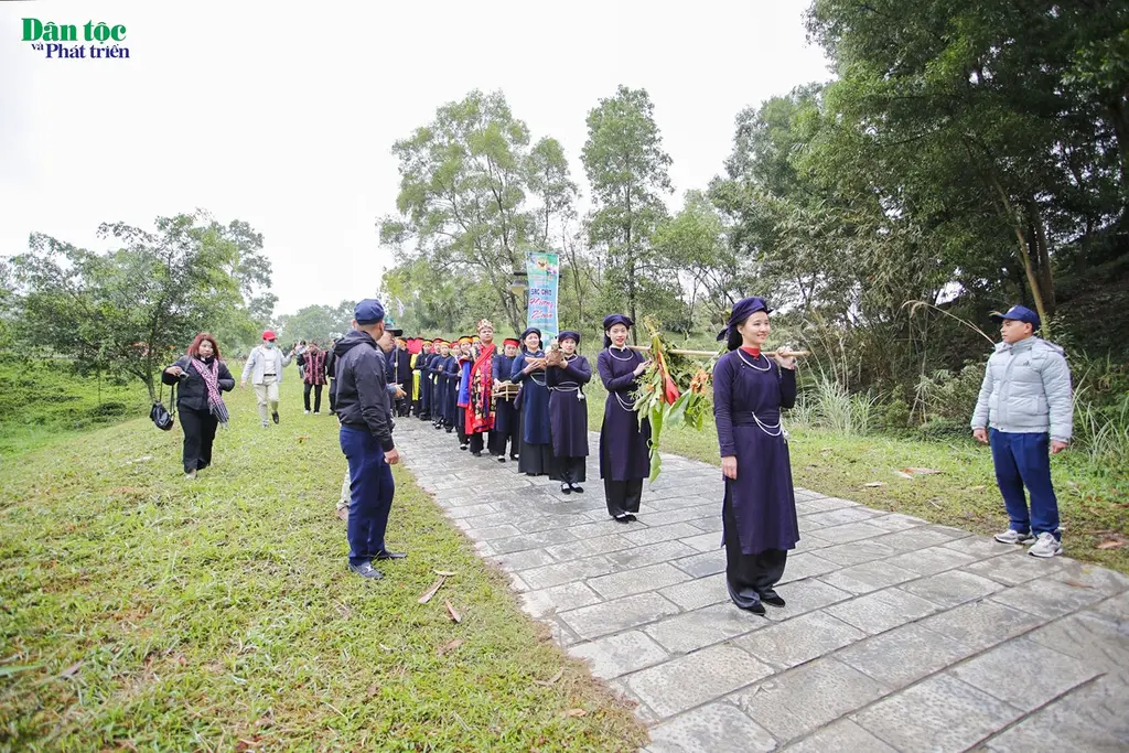 Đoàn người ra bờ suối làm lễ tại Lễ hội Nàng Hai