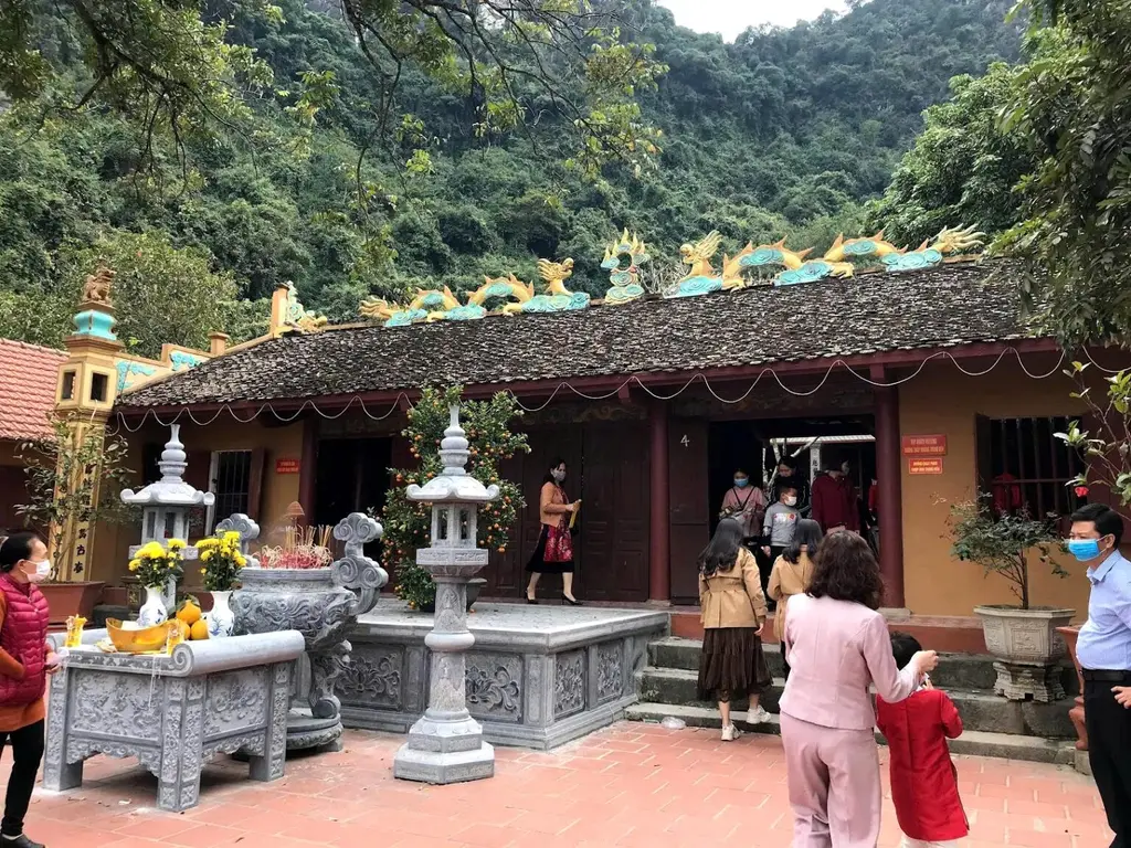 Lư đỉnh hương đá ngoài sân Đền Vực Vông