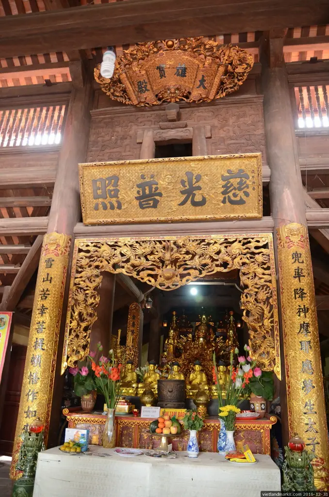 Ban thờ chính Chùa Thanh Mai