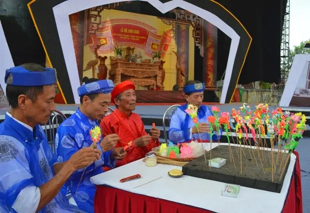 Các nghệ nhân của Câu lạc bộ làng nghề truyền thống tò he Xuân La tích cực quảng bá nghề tò he. 