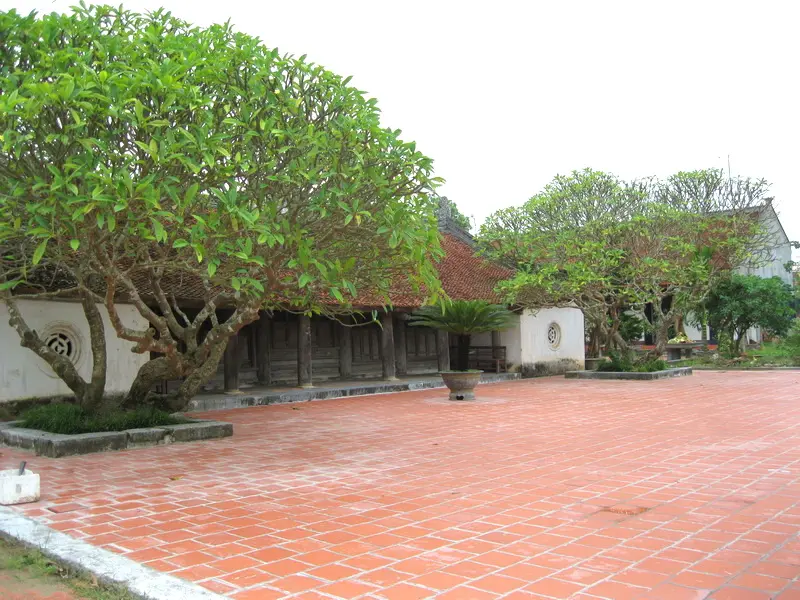 Khuôn viên Chùa Giám