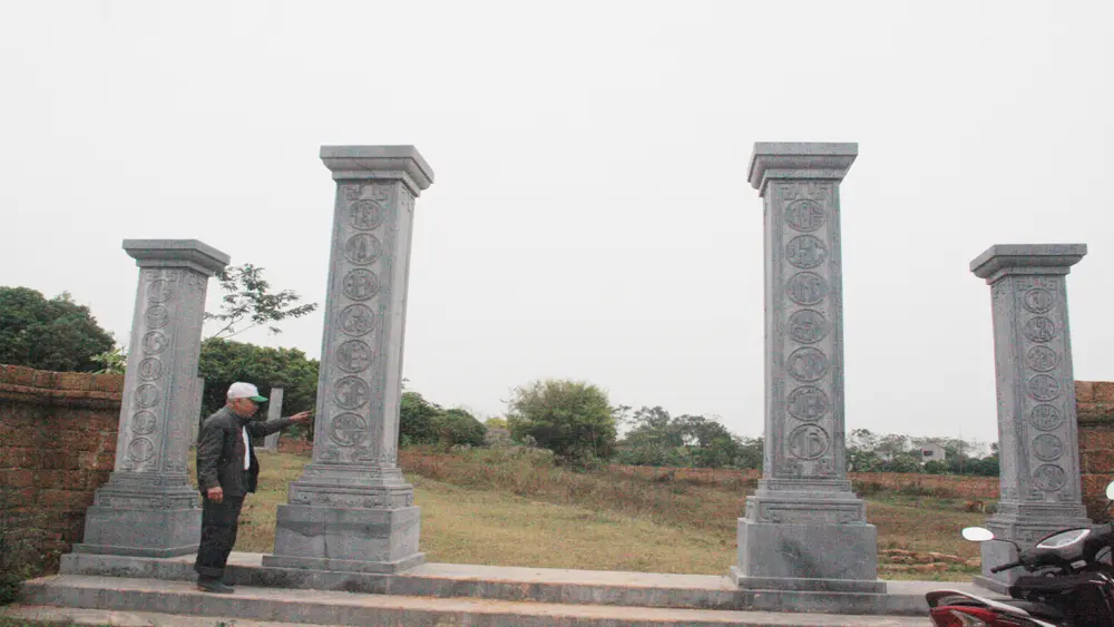 Cổng vào Lăng Dinh Hương