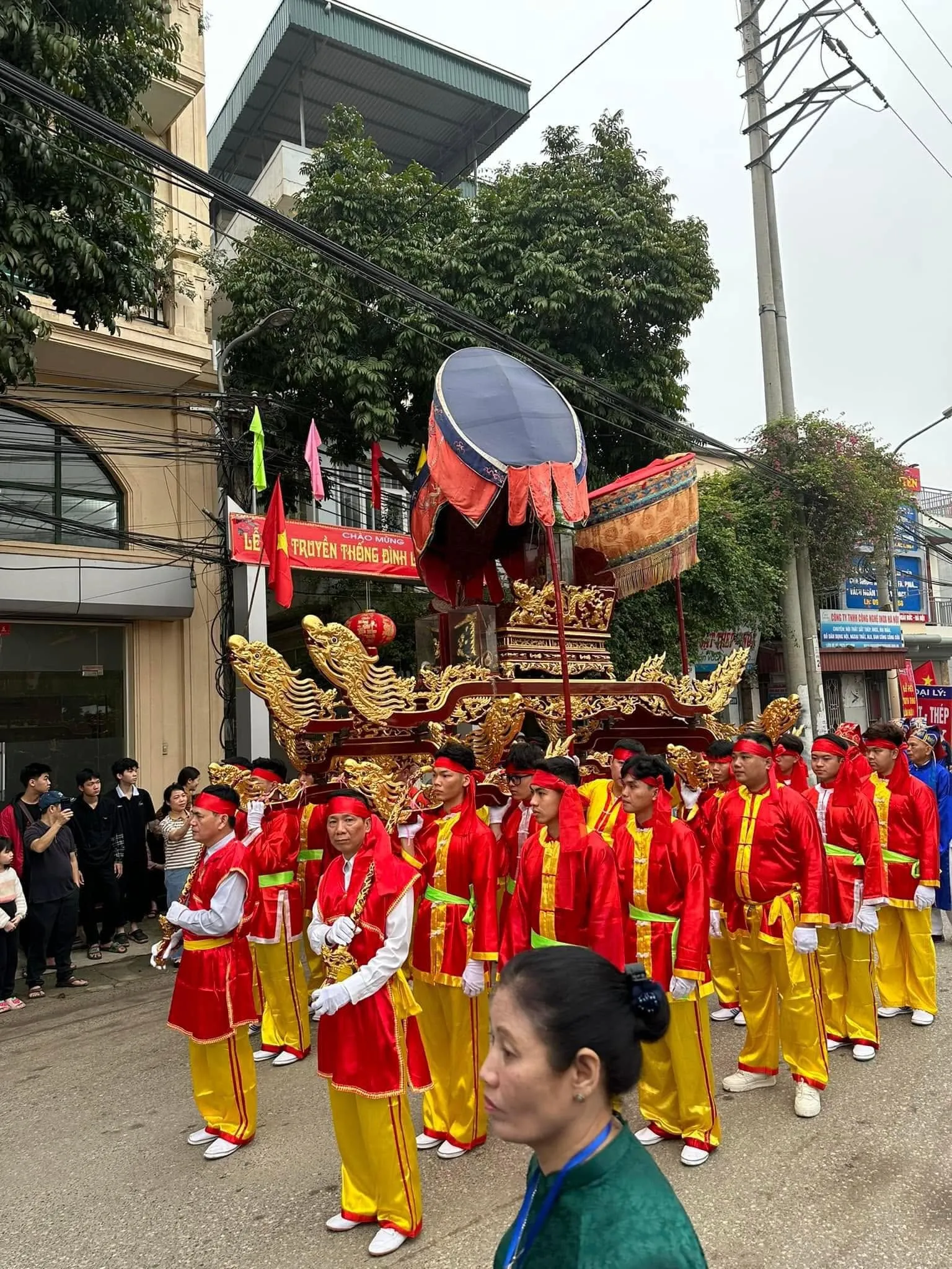 Lễ rước kiệu tại Hội làng Hậu Ái