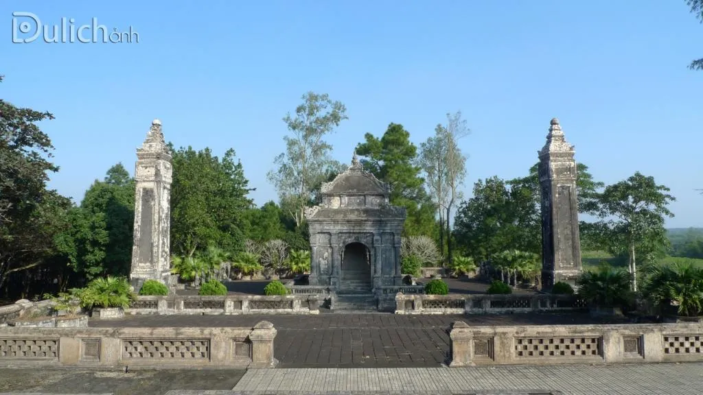 Khuôn viên Lăng Từ Cung
