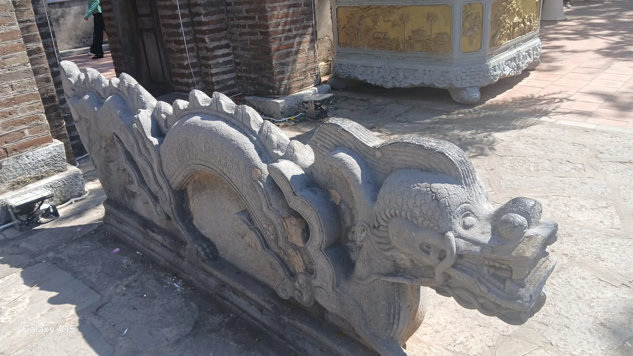 Rồng đá bên trái cổng vào đền thờ Thánh Gióng