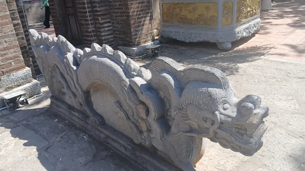 Rồng đá bên trái cổng vào đền thờ Thánh Gióng