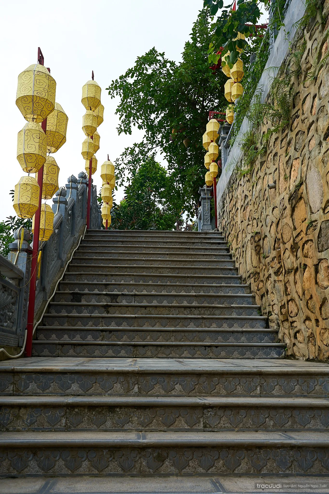 Bậc lên xuống trong khuôn viên di tích Đình Ứng Thiên