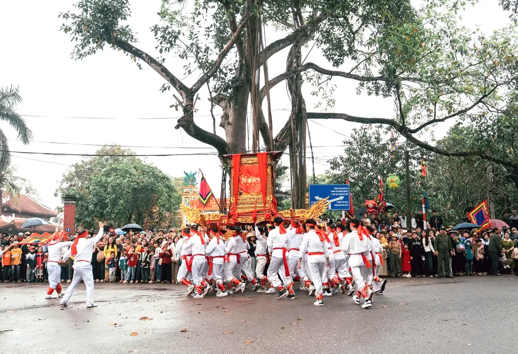Đoàn rước kiệu thành hoàng làng về đình tại Hội đình Phù Lưu Tế