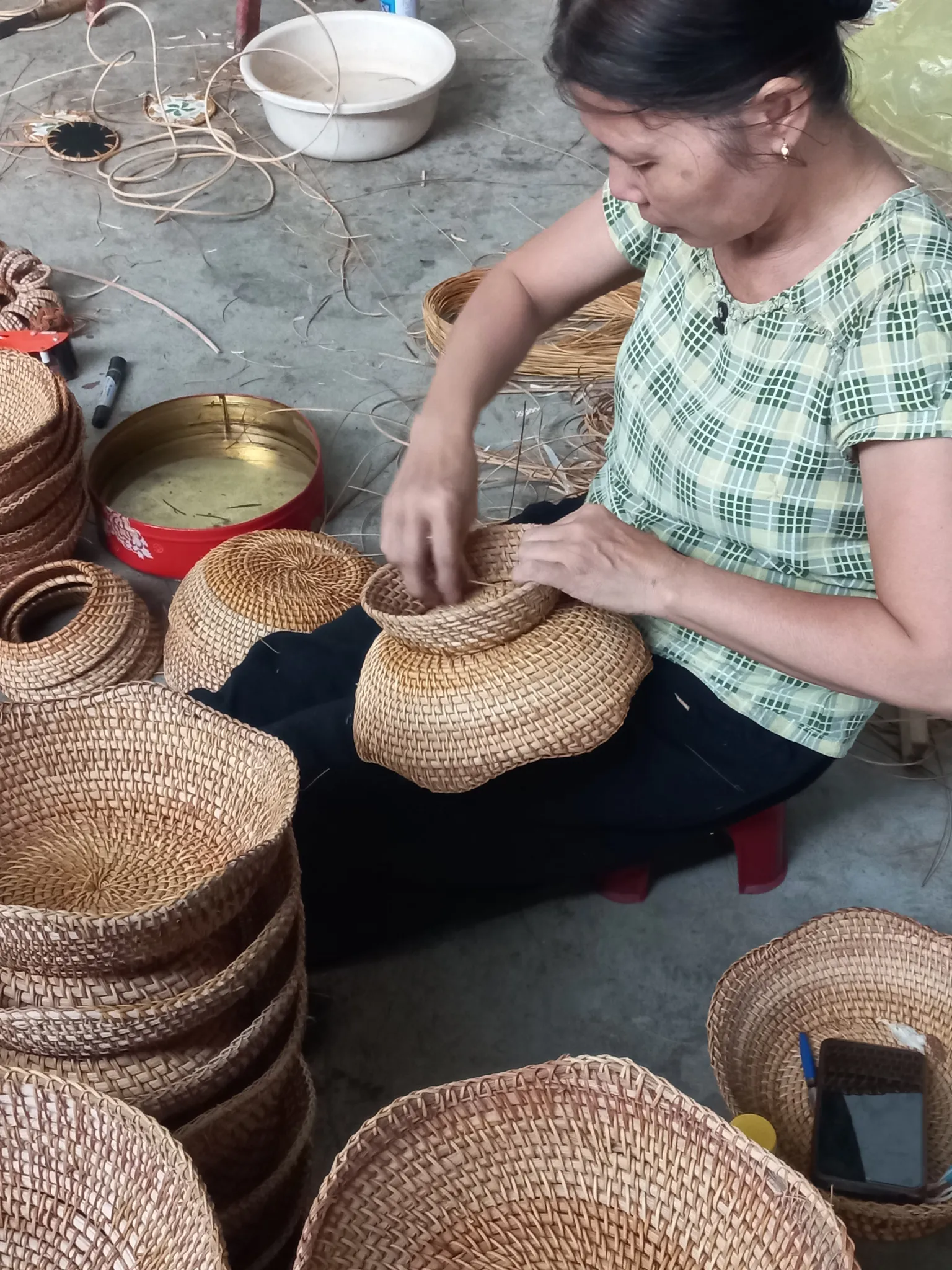 Người dân Làng Nghề Mây Tre Đan Thôn Phú Vinh hoàn thiện sản phẩm