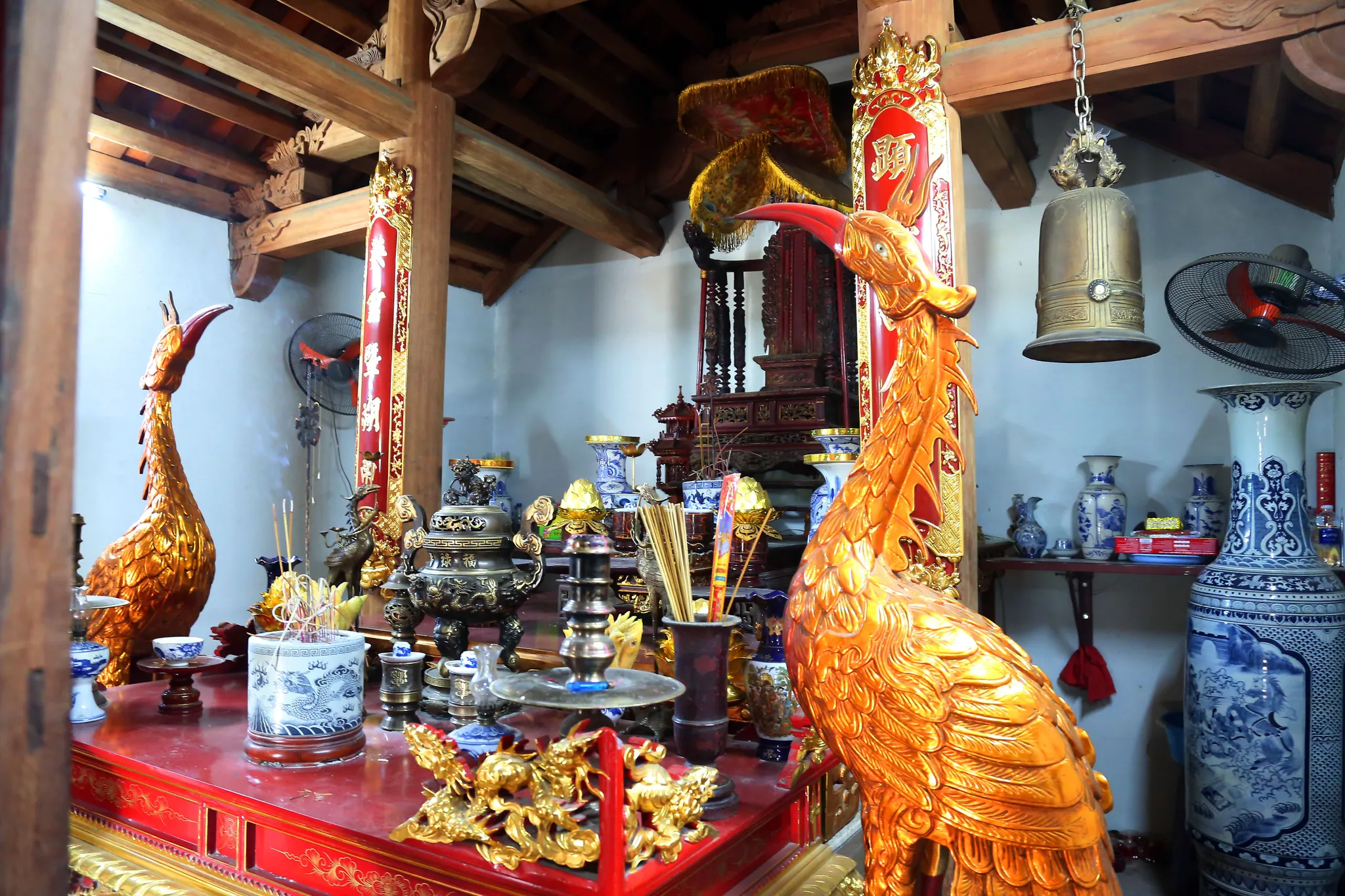 Ban thờ trong miếu Ngọc Mạch
