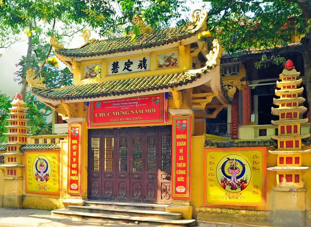 Cảnh quan bên ngoài di tích chùa Ngũ Xã