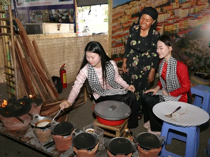 Đến với lễ hội, du khách còn được trải nghiệm làm bánh dân gian cùng các nghệ nhân