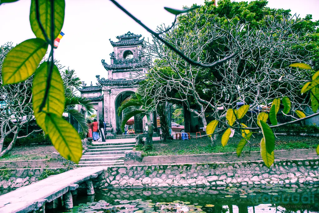 Cảnh quan bên ngoài di tích Chùa Chuông (kim Chung Tự)