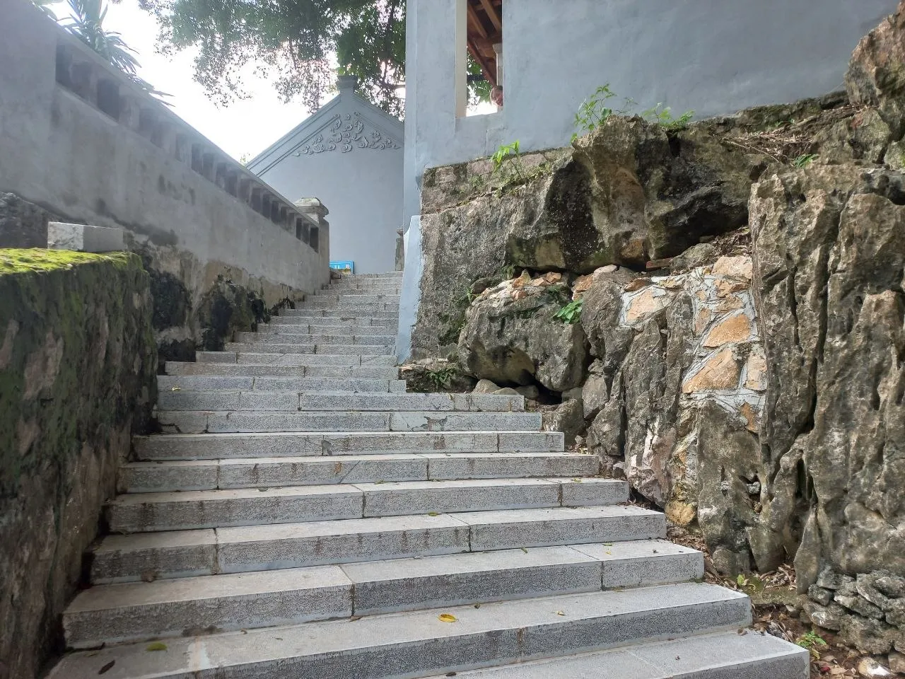 Bậc lên lối vào chùa Vô Vi