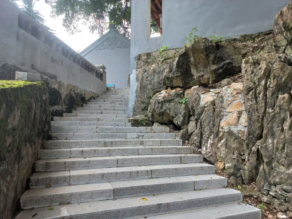Bậc lên lối vào chùa Vô Vi