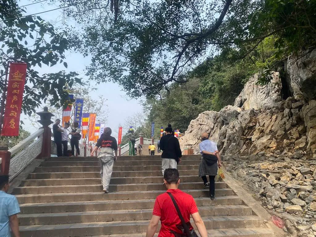 Cảnh quan lỗi vào chùa Trong