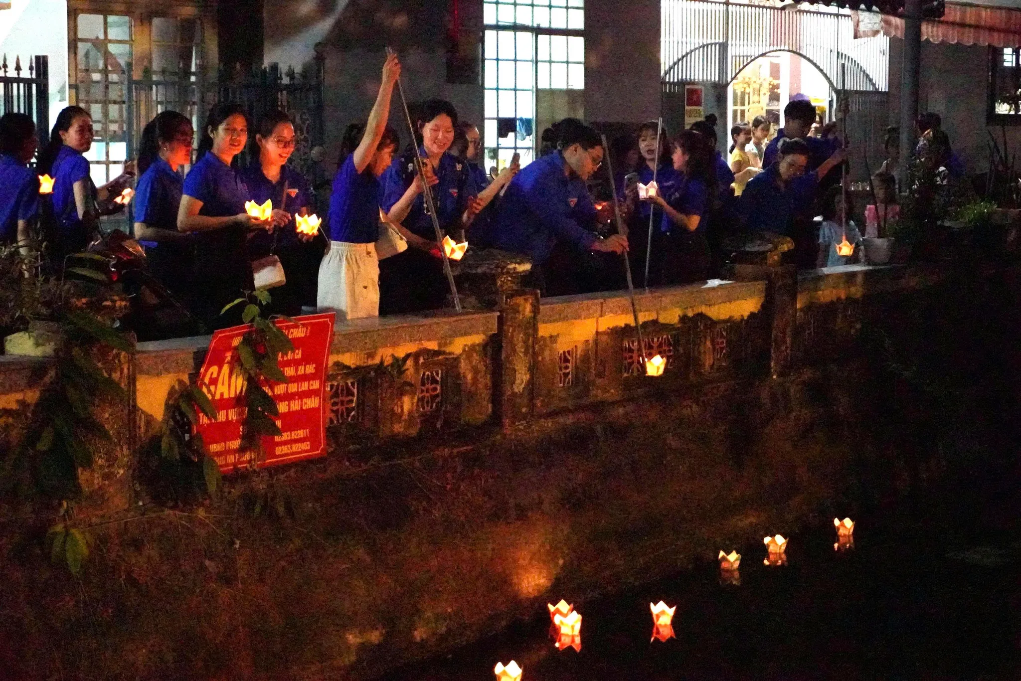 Thả đèn hoa đăng tại Lễ hội Đình làng Hải Châu