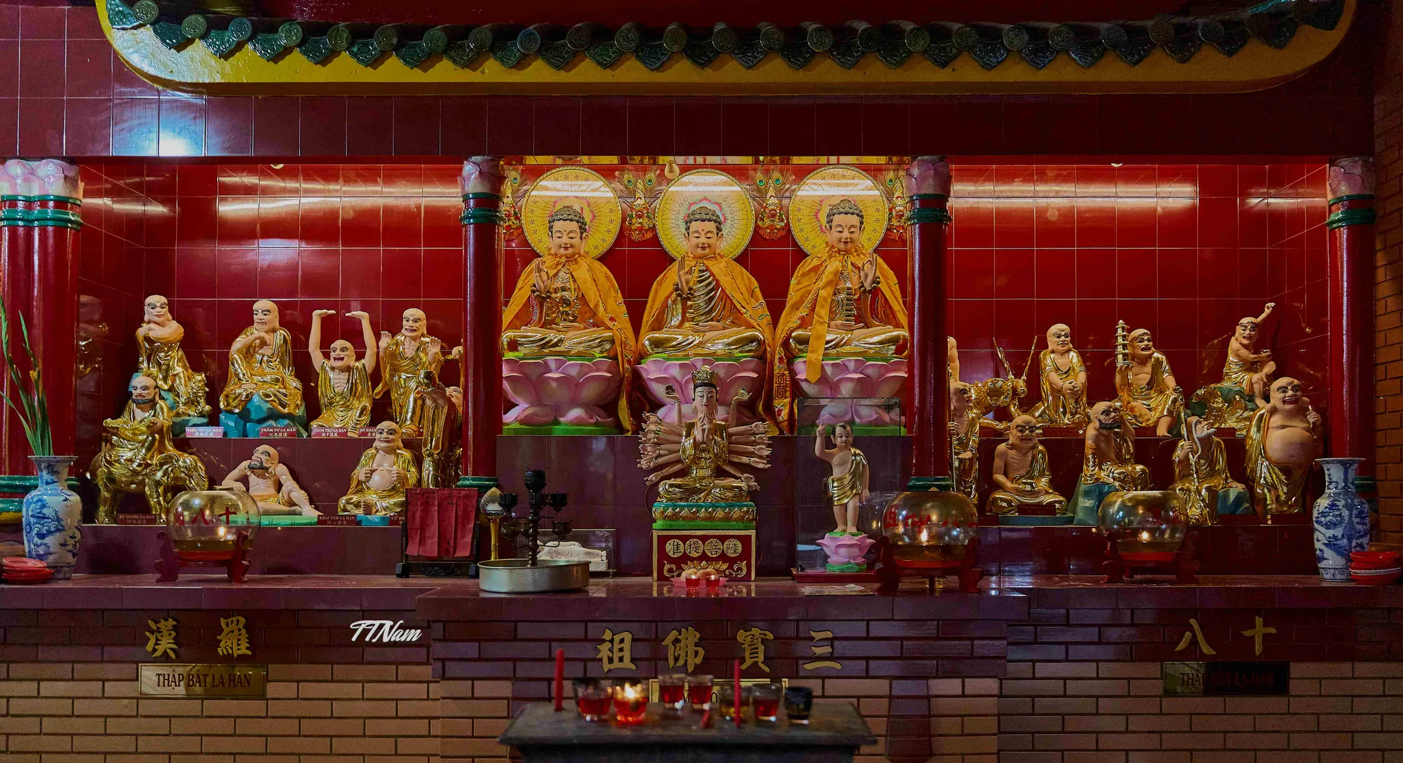 Ban thờ Tam Bửu Phật trong Hội quán Ôn Lăng