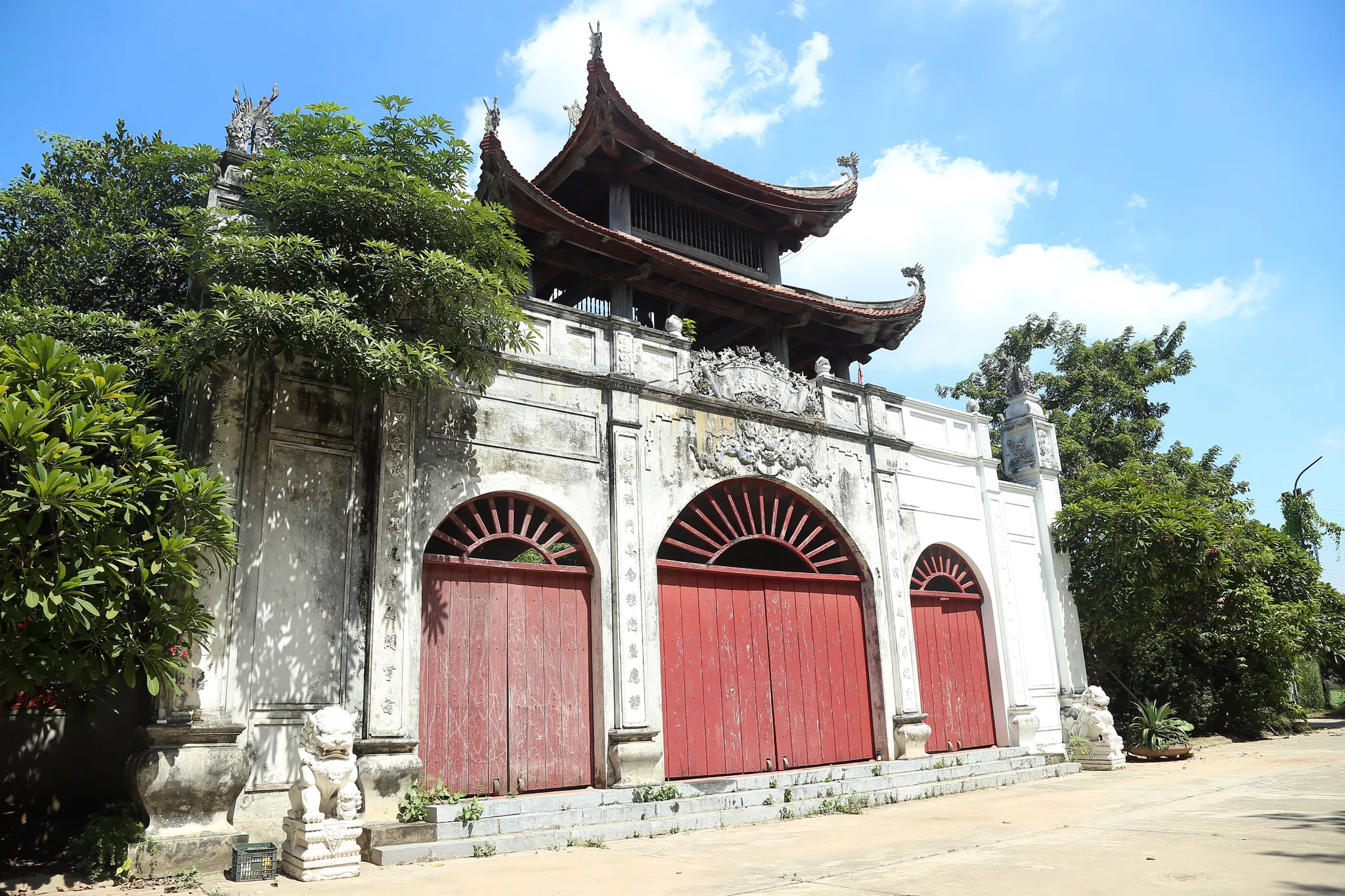 Cổng tam quan chùa Thanh Lâm nhìn từ bên trái