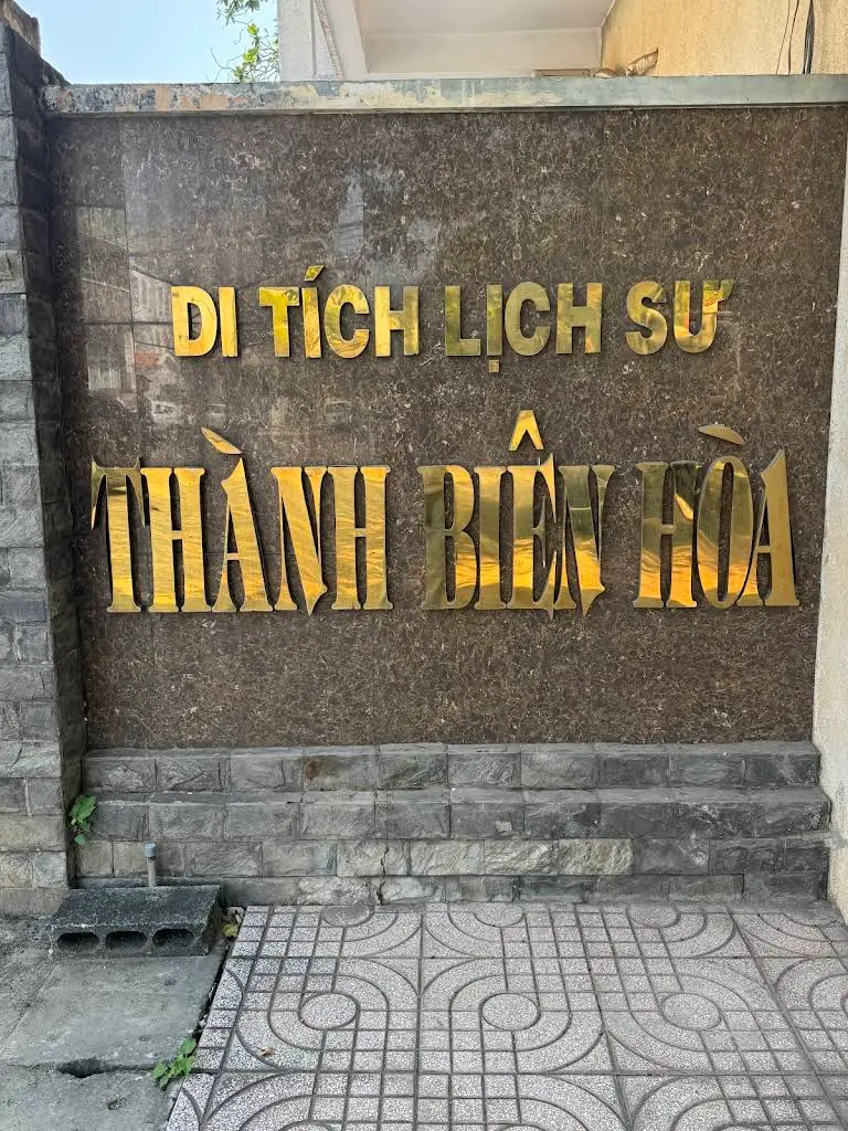 Biển tên di tích Thành Cổ Biên Hòa
