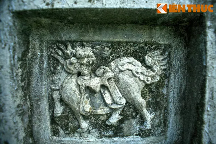 Hình kỳ lân trang trí trên trụ cổng Lăng Trường Thanh