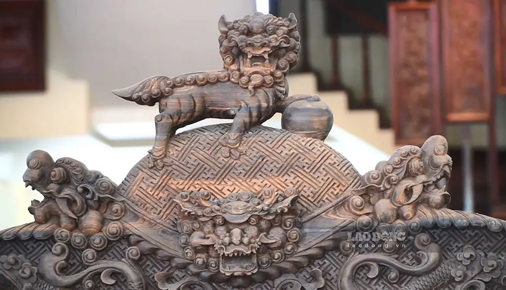 Cận cảnh chi tiết trên một sản phẩm gỗ mỹ nghệ Đồng Kỵ