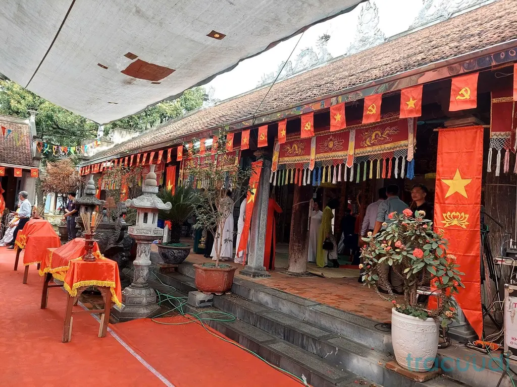 Gian miếu thờ tại Đình Đinh Xuyên