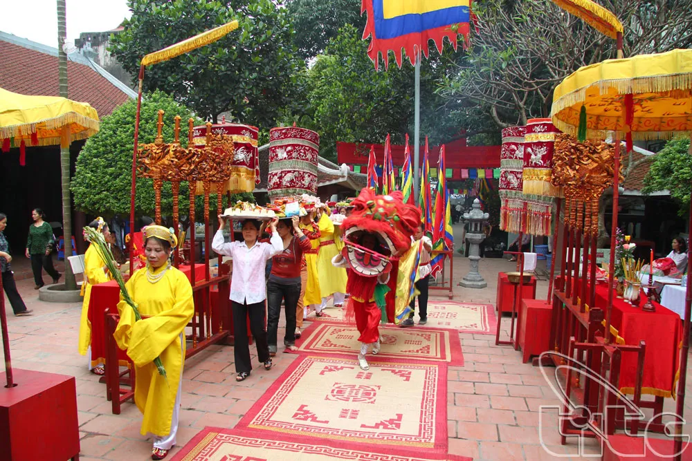 Dâng lễ tại Hội đình Ứng Thiên