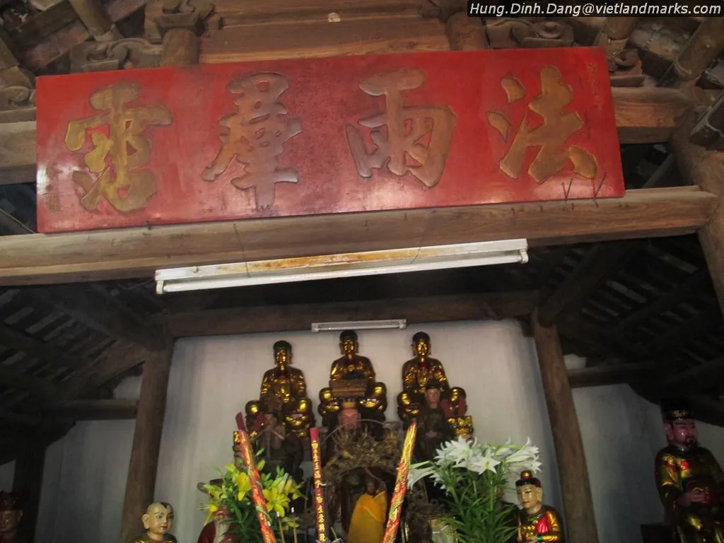 Ban thờ bên trong Chùa Nhội