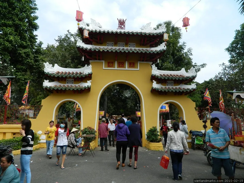 Cổng vào Lăng Tả quân Lê Văn Duyệt