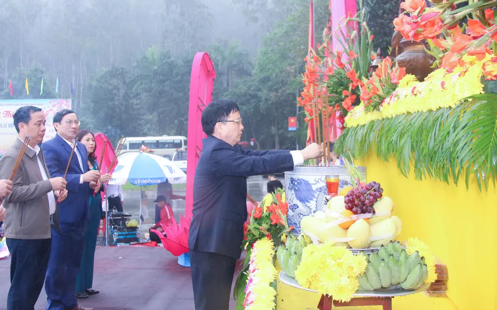 Dâng hương tưởng niệm Lễ hội đền Vua Mai