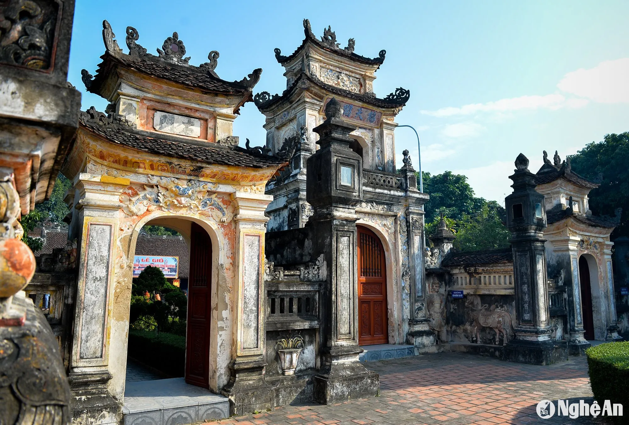 Tam quan cổng Đền thờ Nguyễn Xí