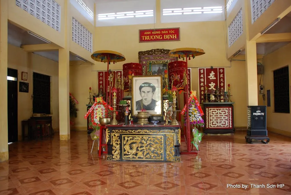 Bên trong Đền thờ Trương Định