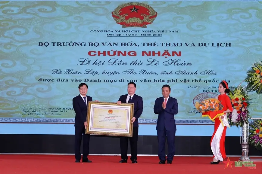 Trao Chứng nhận  Lễ hội đền thờ Lê Hoàn