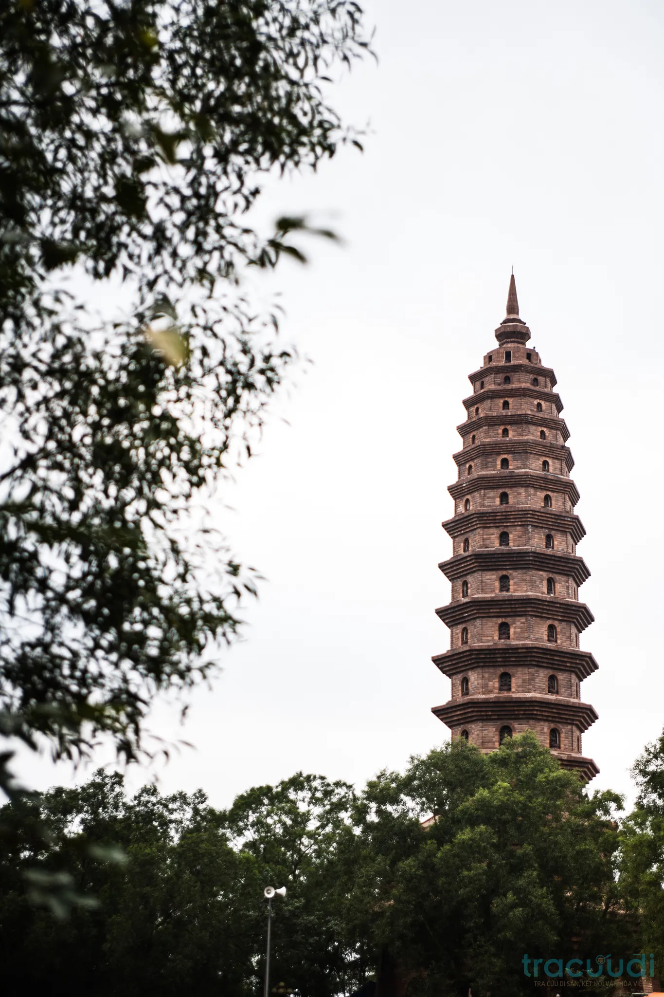 Tháp Phổ Quang trên núi thuộc di tích Chùa Phật Tích