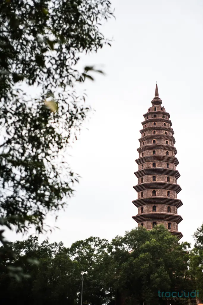 Tháp Phổ Quang trên núi thuộc di tích Chùa Phật Tích