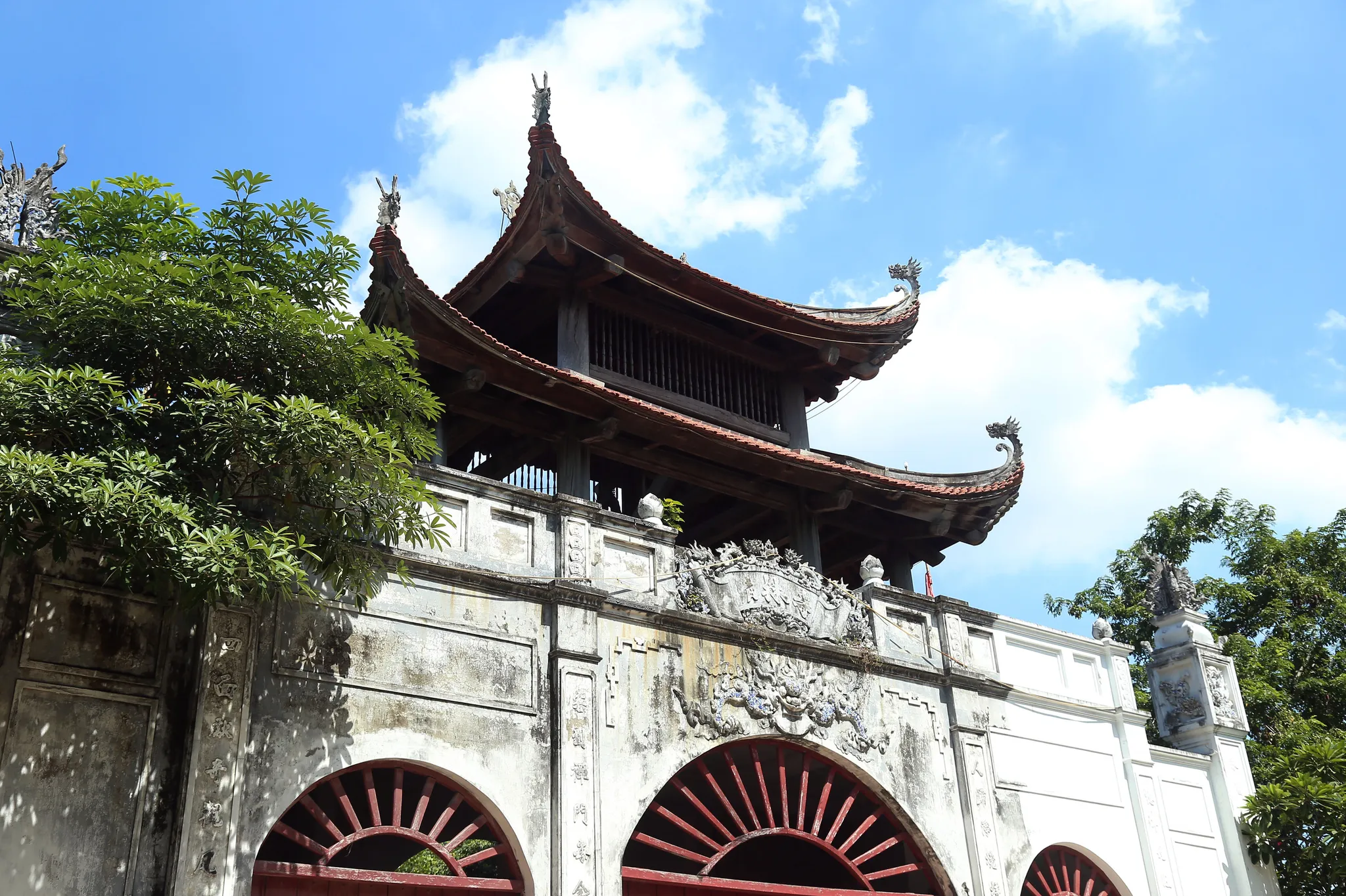 Cổng tam quan chùa Thanh Lâm