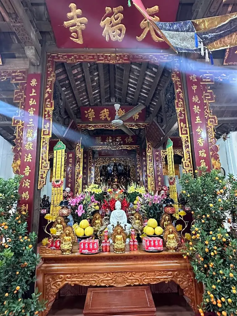 Cảnh quan bên trong di tích Chùa Nam Dư Hạ