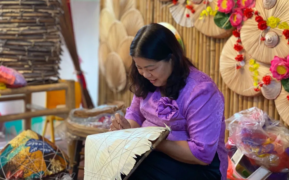 Nghệ nhân Tạ Thu Hương thực hiện các công đoạn làm nón lá